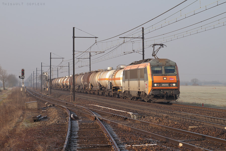 La BB 26233 avec son train de fret arrive &agrave; Amb&eacute;rieu.