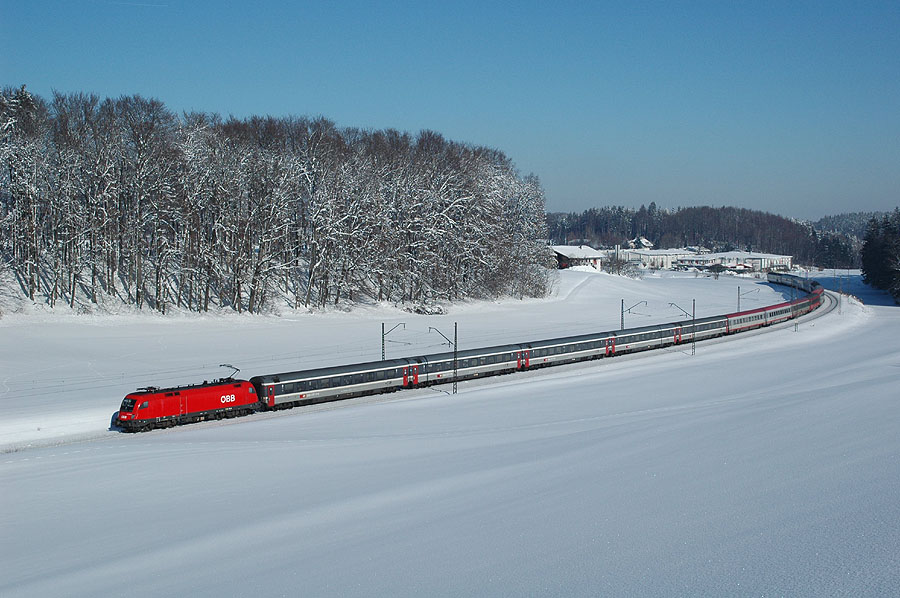 L'EC "Transalpin" passe &agrave; Traunstein dans un paysage hivernal...