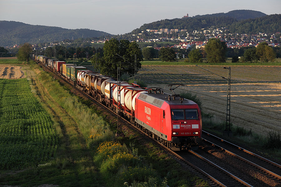 La BR 145 025 avec un train de conteneurs roule vers le Sud à Großsachsen-Heddesheim.
