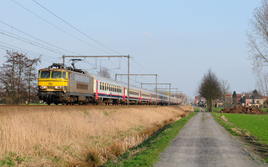 Locomotive 1608 de la SNCB avec un train P vers Ostende.