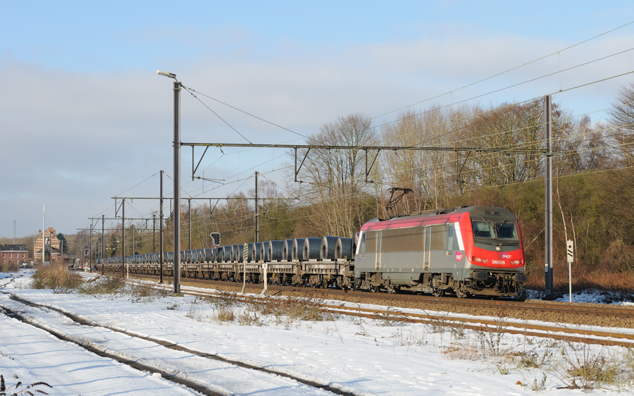 Locomotive BB 36026 de la SNCF avec un train de Dunkerque vers Kinkempois.