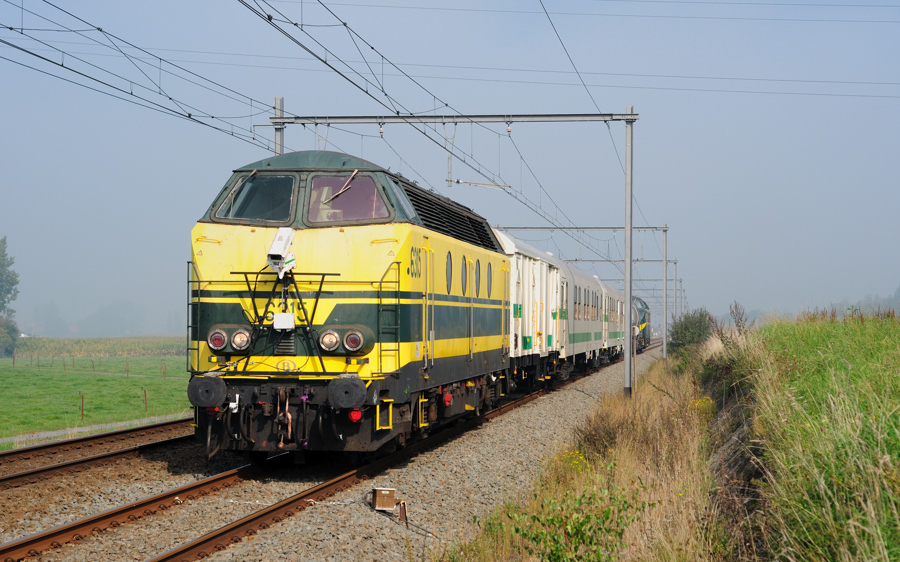 La 6315 de Infrabel roule avec un train désherbeur sur le réseau Belge.