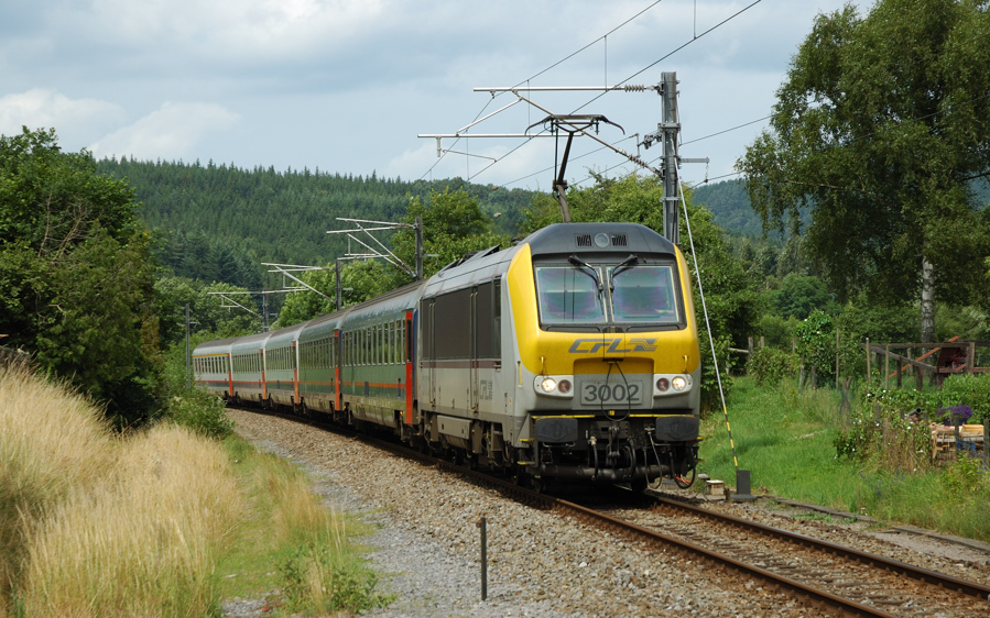 La locomotive 3002 des CFL entre dans la ville de Grand-Halleux, ville o&ugrave; les IR vers Luxembourg ne s'arr&ecirc;tent plus.