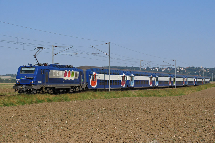 La BB 27321 tire ses VB2N vers son terminus de Montfort-L'Amaury-M&egrave;re.