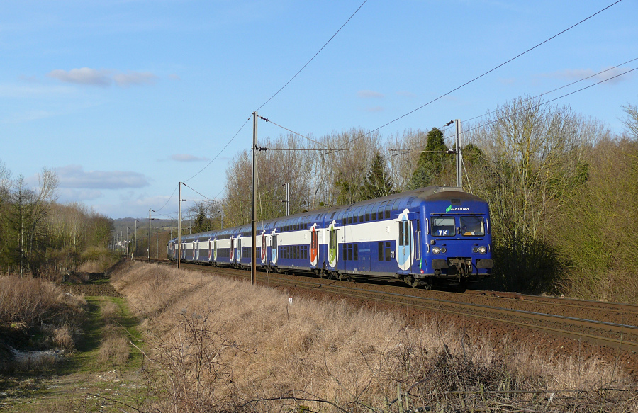 Le train 165636 a destination de Paris Montparnasse s'appr&ecirc;te a franchir le PN 7, peu avant la gare de Beynes.