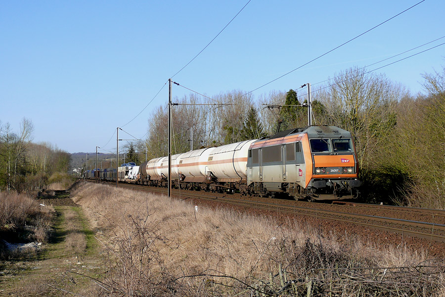 Le train de FRET 59814 Villeneuve St Georges - Rennes, s'appr&ecirc;te &agrave; franchir le PN7, peu avant la gare de Beynes.