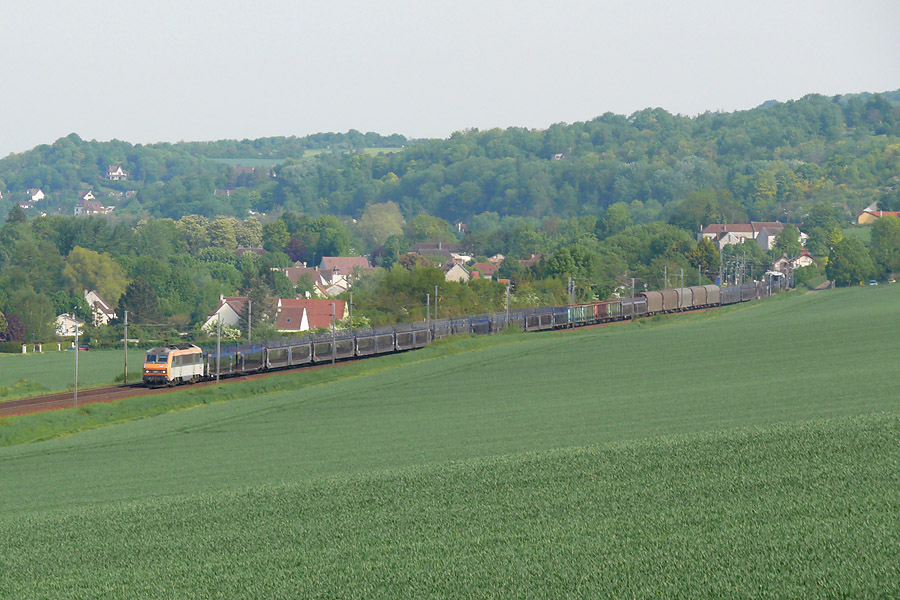 Le train de FRET 73646 Valenton - Rennes, est vu ici, avec 1h10 d'avance,  juste apr&egrave;s sa travers&eacute;e de la gare de Mareil-sur-Mauldre. La BB 26090 est &agrave; la traction.