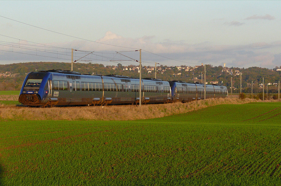 L'X 72659/72660 en UM avec un 72500 non identifié, assure le CIC 3441 Paris - Granville. Il est vu ici à son passage dans les Yvelines sous une belle lumière de soirée.