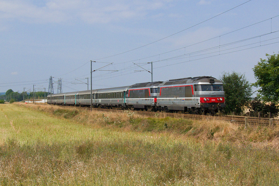 Durant les mois de Juillet et Ao&ucirc;t, l'aller-retour du dimanche entre Paris et Granville est assur&eacute; avec une rame de voitures Corail. Cette rame est vue ici &agrave; son passage dans les Yvelines. Les BB 67421 et BB 67371 sont &agrave; la traction du train 3420 Granville - Paris-Vaugirard.