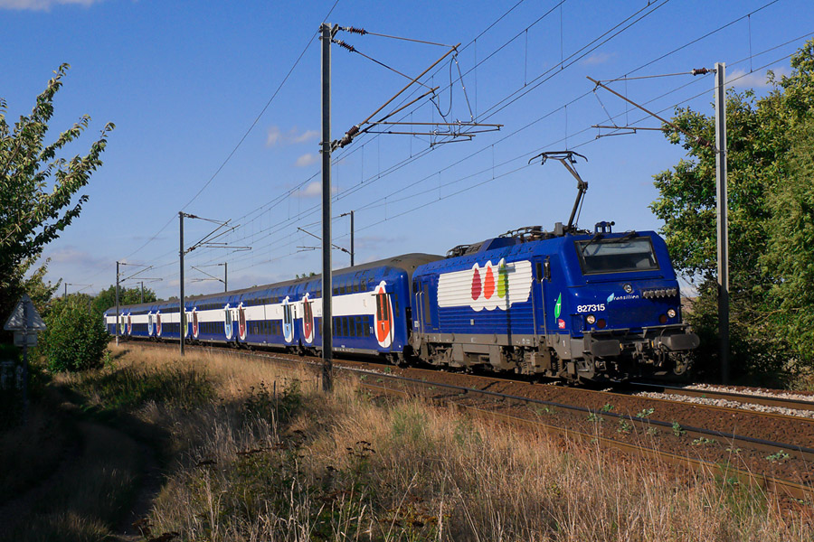 La BB 27315 s'appr&ecirc;te &agrave; marquer l'arr&ecirc;t en gare de Villiers - Neauphle - Pontchartrain. Elle est en t&ecirc;te du train 165841 "DAPO" Paris-Montparnasse - Dreux.