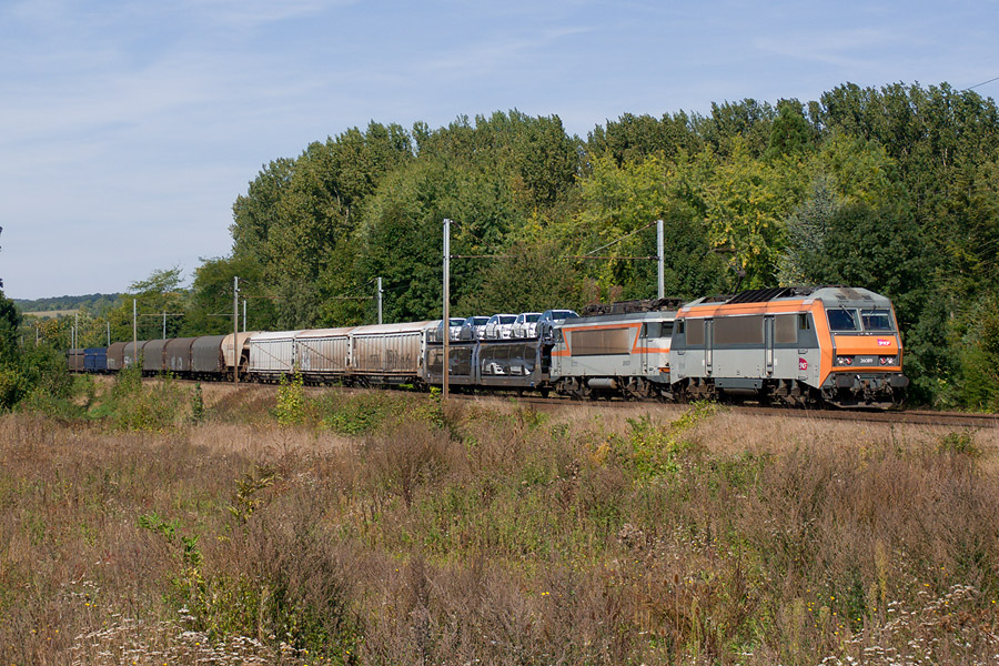 Le train de FRET 59814 Villeneuve-St Georges-Triage - Rennes est vu juste avant son passage au PN7, du c&ocirc;t&eacute; de Beynes. La 26089 est &agrave; la traction, accompagn&eacute;e de la 22203 en v&eacute;hicule.