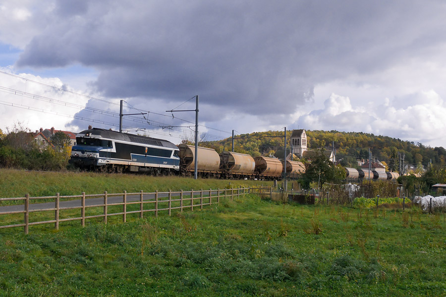 La CC 72091 est en t&ecirc;te du train Malesherbes - Vichy, qui descend les tr&eacute;mies de l'EP de Samin. Elle est vue ici dans la courbe de Boutigny sur Essone, au sud de Paris.