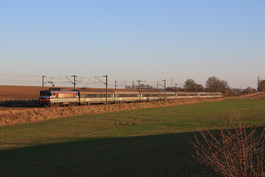 Accusant un l&eacute;ger retard, le train CIC 12312, reliant St Quentin &agrave; Paris-Nord, est vu ici au Nord de Louvres sous les premi&egrave;res lueurs du soleil. La BB 15029 est &agrave; la traction.