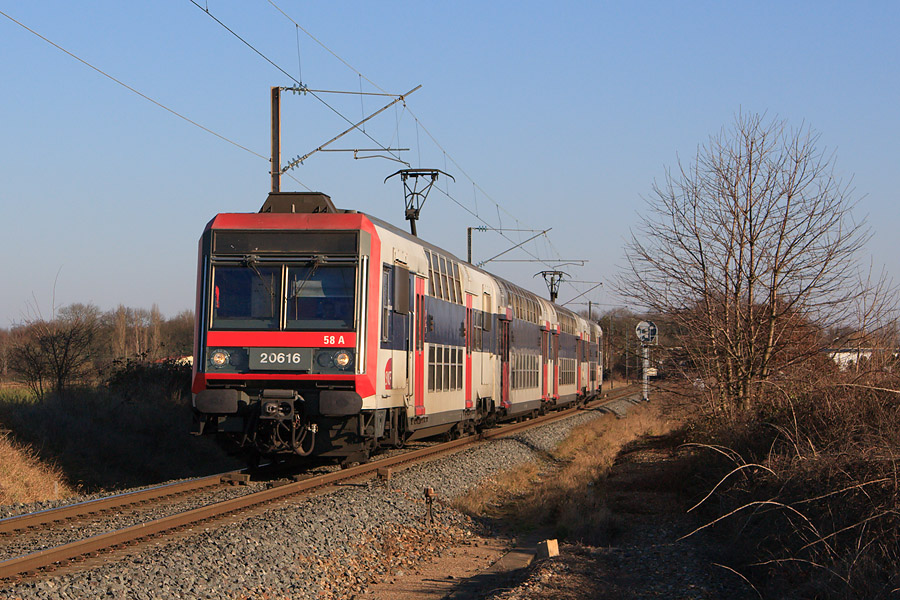 La train 125482 "AOLA" reliant Luzarches &agrave; Paris-Nord est vu ici juste apr&egrave;s la gare de Villaines.