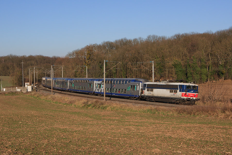La BB 17055 assure le TER 847444 Beauvais - Paris-Nord. Les BB 17000 sont revenues sur la ligne il y a peu de temps, ces derni&egrave;res ayant &eacute;t&eacute; sujettes &agrave; des plaintes de la part des conducteurs.
