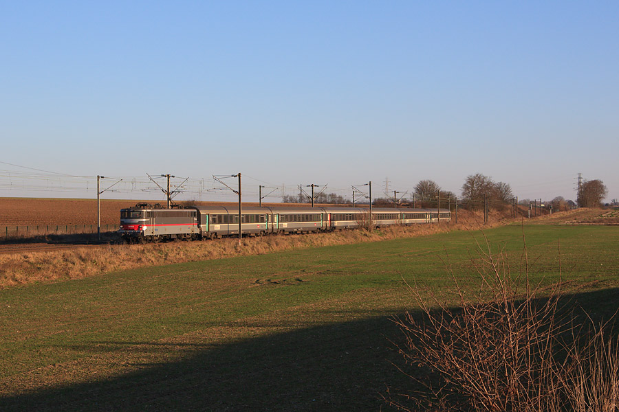 Le train CIC 2014 reliant Boulogne sur Mer &agrave; Paris-Nord, est vu ici au Nord de Louvres sous les premi&egrave;res lueures du soleil. La BB 16054 est &agrave; la traction.