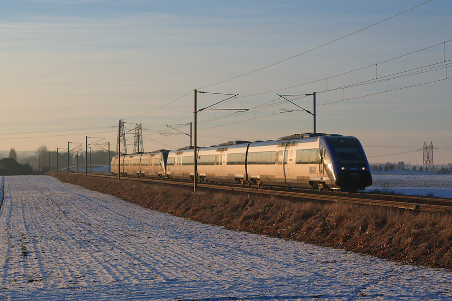 L'X72631/72632 en UM avec un XTER non identifi&eacute;e assure le CIC 3432 Granville - Paris-Vaugirard. Il est vue ici sous un leger contre-jour de fin de journ&eacute;e, &agrave; son passage dans les Yvelines enneig&eacute;e !