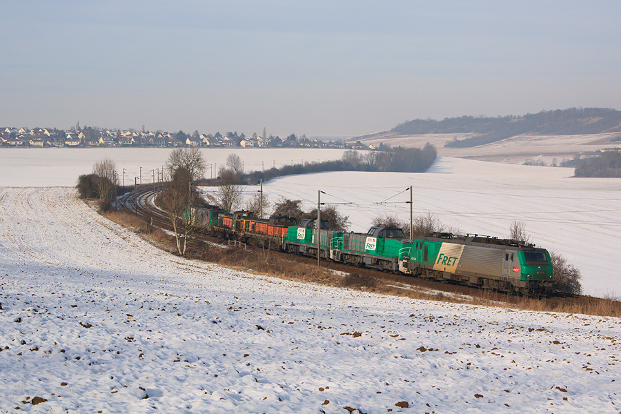 Vue dans la courbe de Beynes, le TM Trappes - Ach&egrave;res est compos&eacute; ce jour de 6 machines emmen&eacute; par la BB 27106.