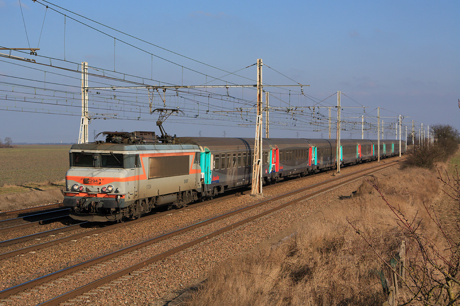 La BB 7294 est &agrave; la traction de l'Aqualys 14043 reliant Paris-Austerlitz &agrave; Tours. Elle est vue quelques instants avant la travers&eacute;e d'Angerville.
