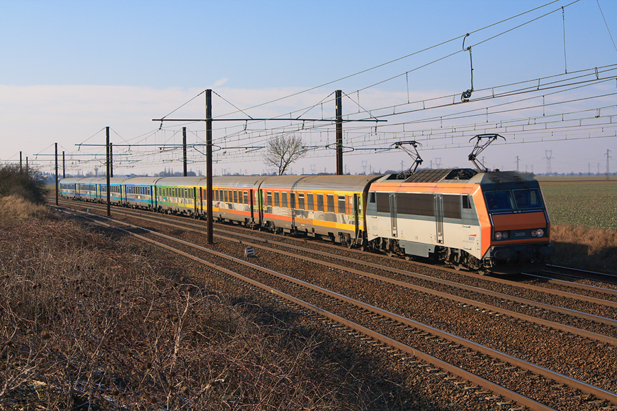 Le T&eacute;oz 3212 Brive-la-Gaillarde - Paris-Austerlitz est vu au nord d'Angerville, avec la BB 26030, tous pantographes lev&eacute;s !