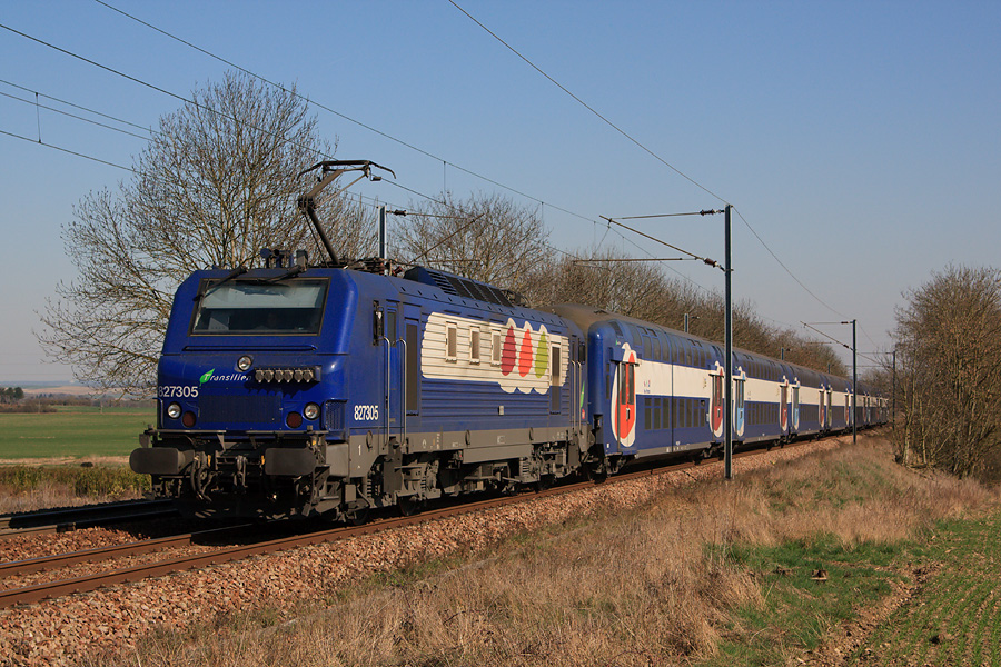 La BB 27305 va marquer l'arr&ecirc;t en gare de Garanci&egrave;res-La-Queue, alors qu'elle assure un train &agrave; destination de Dreux. Elle va y croiser un train Dreux - Paris.