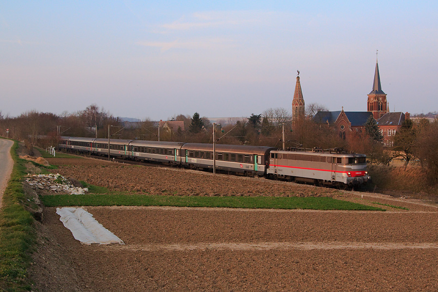 Dernières lueurs pour le passage devant le clocher de St-Remy-en-l'Eau de la BB 16043 en tête d'un train pour Paris.