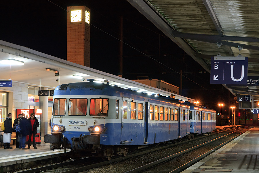 Les X 2900 et X 2830 viennent d'arriver de la ligne des hirondelles, lignes qu'ils ont parcourus lors d'un voyage d'adieu ! Dans quelques minutes, ils rentreront au d&eacute;p&ocirc;t avant de faire un dernier voyage le 6 avril suivant.