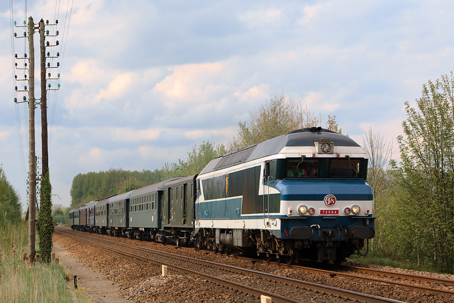 Dans le cadre du festival vapeur du Chemin de Fer de la Baie de Somme, a &eacute;t&eacute; mis en place un train sp&eacute;cial entre Rouen et Noyelles par le Pacific Vapeur Club (PVC), avec la CC 72084 en remplacement de la 231 G 558. Le voici ici au retour du c&ocirc;t&eacute; de Liercourt.