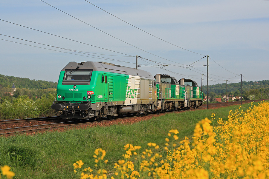 Le TM 375002 Sotteville - Trappes est vu entre Mareil-sur-Mauldre et Beynes, dans le colza Yvelinois. Il est compos&eacute; de trois machines en livr&eacute;e "FRET".