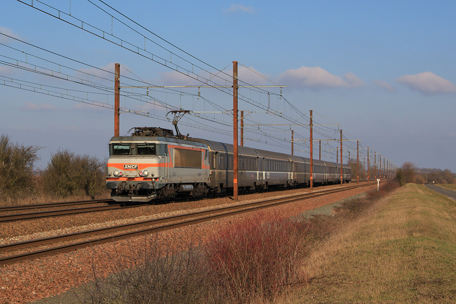 Le CIC 3909 Paris-Austerlitz - Montlu&ccedil;on est vu dans la ligne droite de la plaine du PO au sud d'Angerville. La BB 7262 plaqu&eacute;e est &agrave; la traction.