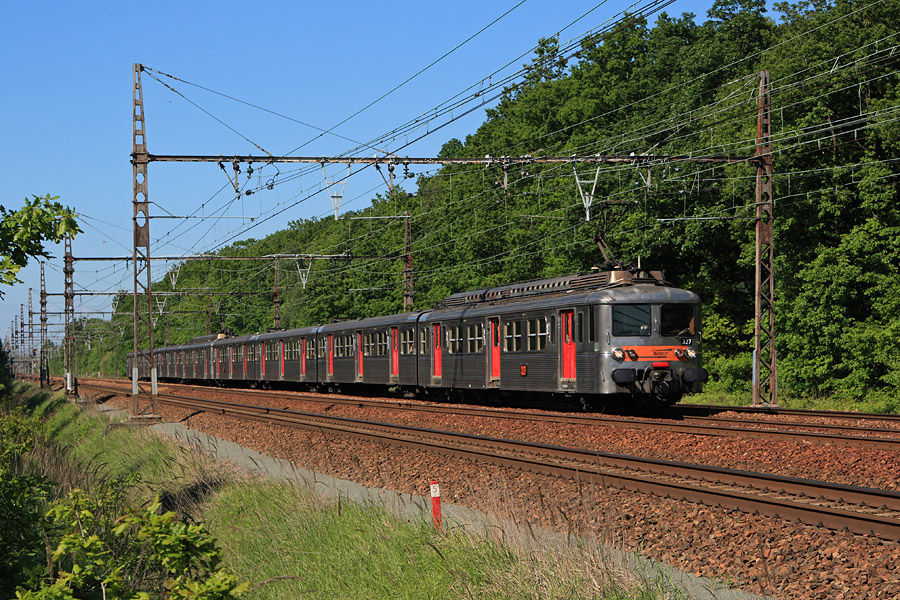 Les Z-5327 et Z-5316 traversent la for&ecirc;t du Perray, juste apr&egrave;s avoir desservi la gare du m&ecirc;me nom.