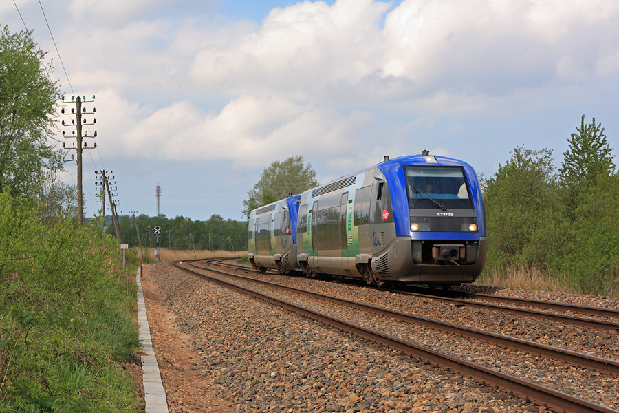 Peu apr&egrave;s son d&eacute;part d'Abbeville le TER 848832 Abbeville - Amiens est surpris juste avant de marquer l'arr&ecirc;t dans la petite gare de Pont-Remy.