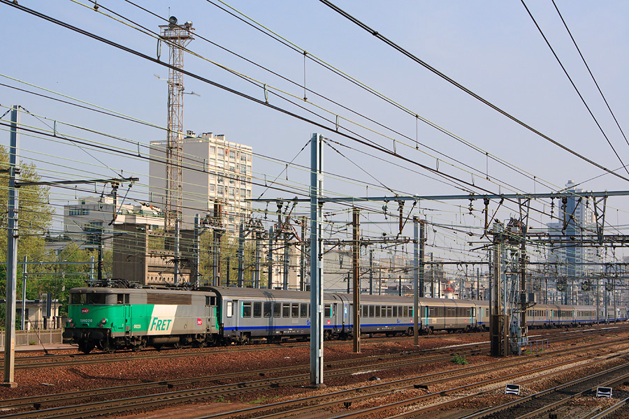 La BB-9220 est vue en sortie de la gare de Paris-Montparnasse alors qu'elle remonte une rame de Corails vers le d&eacute;p&ocirc;t de Trappes.