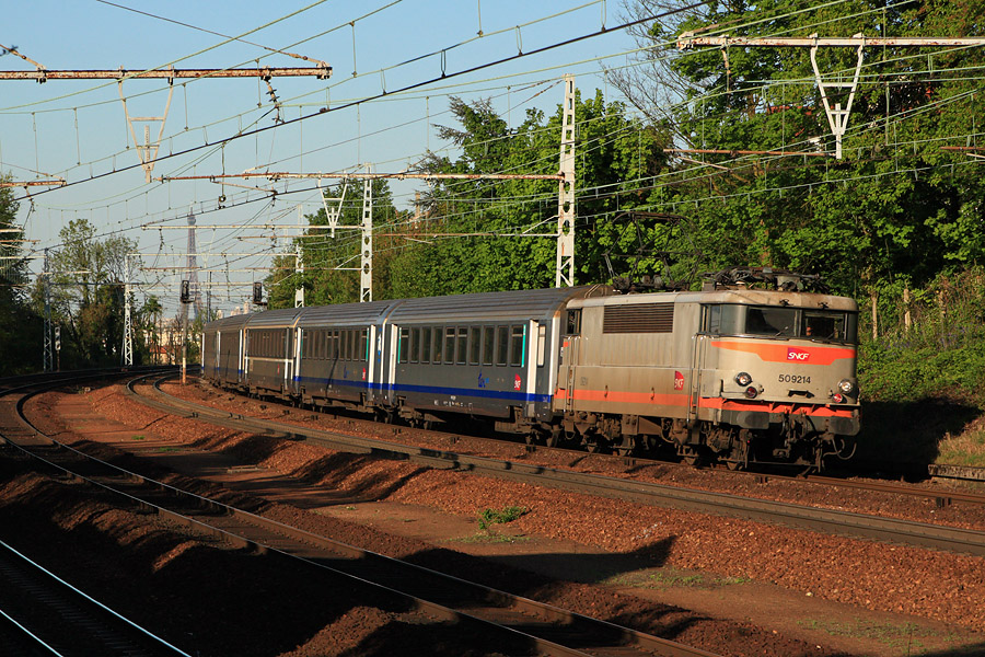 Lumi&egrave;re rasante sur la plus vieille des BB-9200, &agrave; savoir la BB-9214 qui assure, sous l'oeil &eacute;gar&eacute; de la Tour Eiffel, un TER pour Chartres.