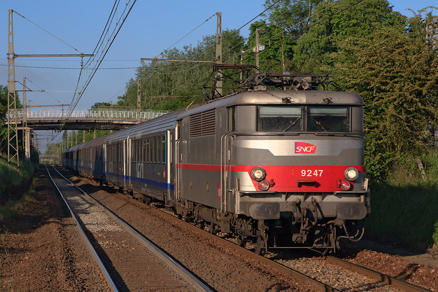 La BB 9247 s'appr&ecirc;te &agrave; franchir la gare des Essarts-le-Roi, alors qu'elle assure le TER 16804 Chartres - Paris-Montparnasse.