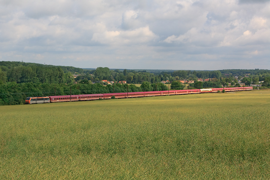 Passage du côté de St-Piat du train spécial mis en place pour les 24H du Mans. Ce train parti la veille de l'Allemagne est enmené par la 26155.