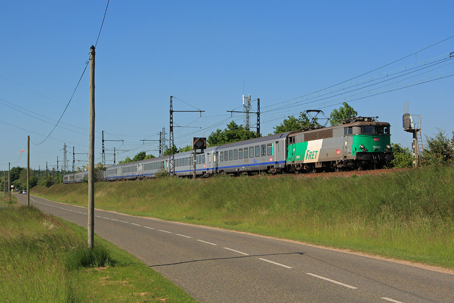 Accusant un l&eacute;ger retard, le TER reliant la capitale au chef lieu de la Sarthe, est vue ici au sud de Maintenon.