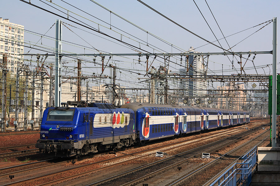 Le train "ROPO" Paris-Montparnasse - Rambouillet est vu quelques minutes apr&egrave;s son d&eacute;part  de la captiale. C'est la BB 27323 qui est &agrave; la traction.