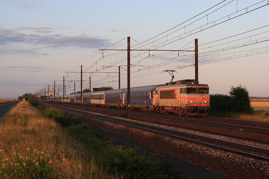 Le soleil commence tout juste &agrave; &eacute;clairer les voies lorsque passe le Lun&eacute;a 3730 en provenance de Cerb&egrave;re. La BB 7296 est &agrave; la traction de cette longue composition.