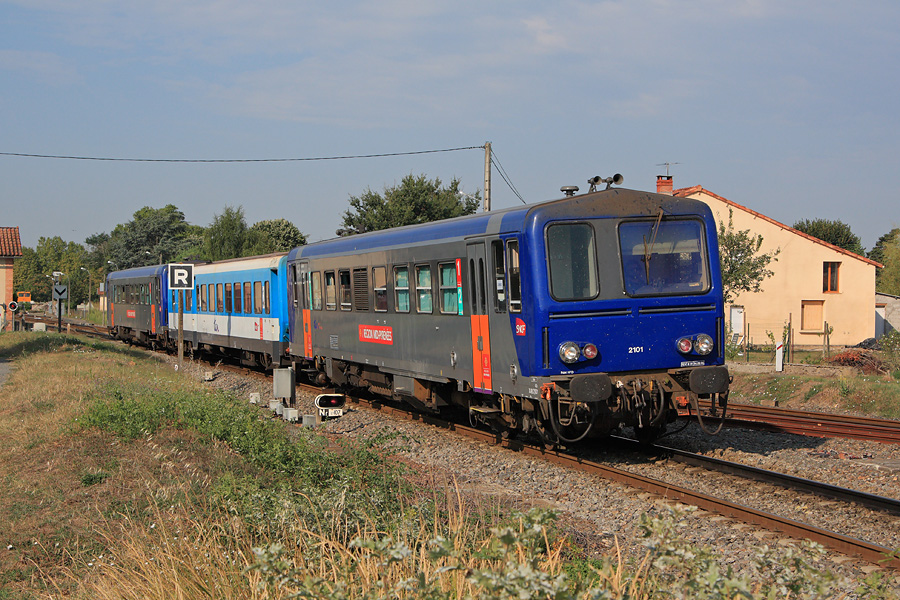 Le TER 870050 Toulouse - Carmaux est vu juste à la sortie de la petite gare de Tessonnières; gare de bifurcation entre les lignes Rodez et Capdenac (que l'on voit à droite). Il est assuré par les X 2101 et X 2102 encadrant l'XR 96207.