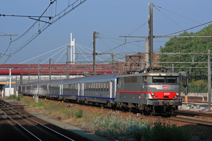 Travers&eacute;e de la gare de St-Quentin-en-Yvelines du TER 862476 &agrave; destination de Paris-Montparnasse, men&eacute; par la BB 9256.