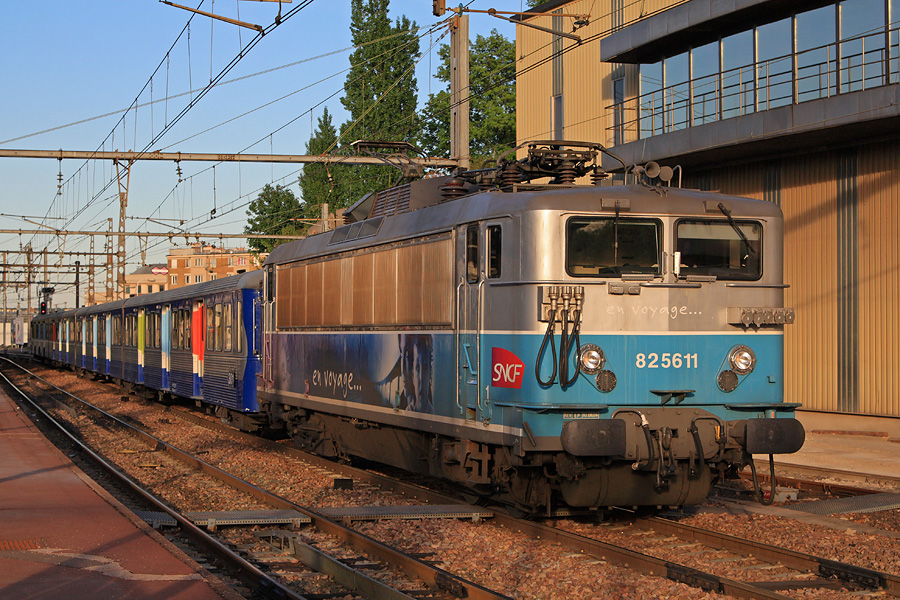 Arr&ecirc;t sur carr&eacute; ferm&eacute; devant le poste de Versailles-Chantiers, de cet acheminement &agrave; destination de Rennes. La 25611 est en charge d'une RIB Transilien du d&eacute;p&ocirc;t de Noisy.