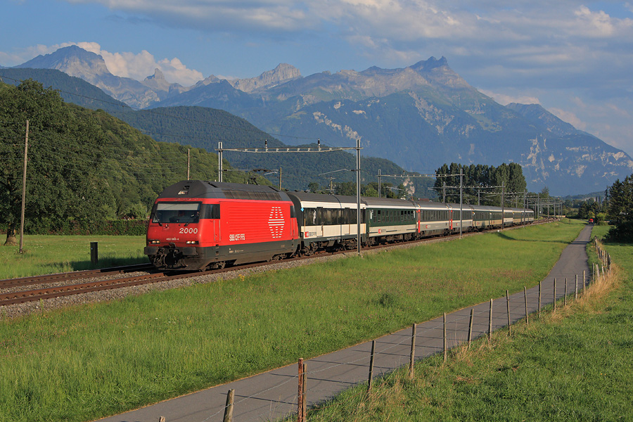 Lumi&egrave;re vesp&eacute;rale pour la Re 460 085-4 qui est vu du c&ocirc;t&eacute; de Versvey alors qu'elle assure un IR reliant Brig &agrave; Gen&egrave;ve A&eacute;roport.