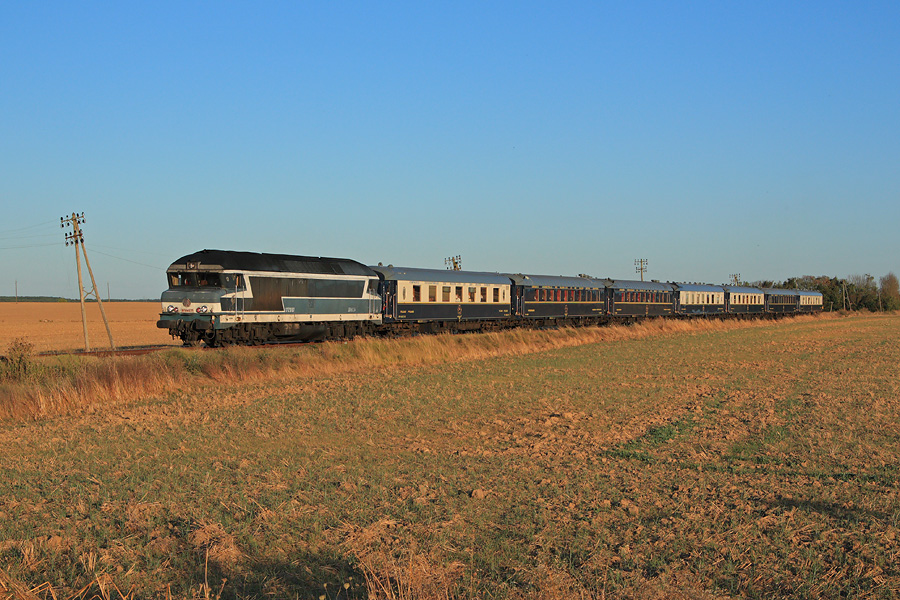 La CC 72061 remonte sur Paris la rame du POE ainsi que ses passagers dont quelques personnalit&eacute;s. Ces derniers sont venus assister &agrave; la F&ocirc;ret des Livres &agrave; Chanceaux-Pr&egrave;s-Loches. Le convoi est vu sous une lumi&egrave;re vesp&eacute;rale du c&ocirc;t&eacute; de Azay-sur-Indre.