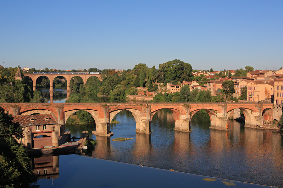 Le TER 870003 reliant Carmaux &agrave; Toulouse, assur&eacute; par une BB 67400 + RIO fait son entr&eacute;e dans la cit&eacute; historique d'Albi. Au premier plan, le Pont-Vieux datant de 1035.