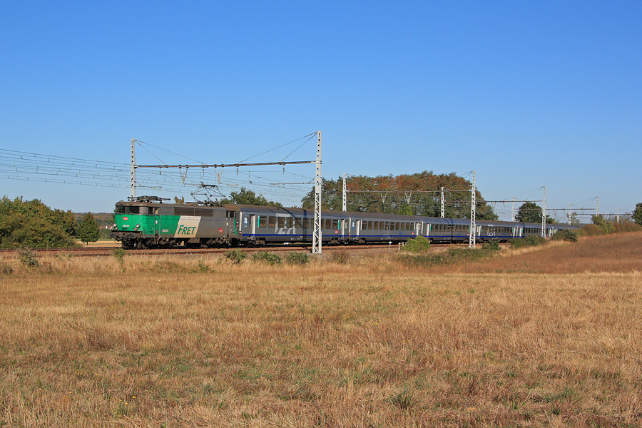 La BB 9245, derni&egrave;re machine de la s&eacute;rie en livr&eacute;e FRET, assure le TER 16755 reliant Paris-Montparnasse au Mans.