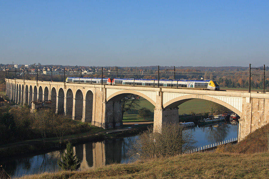 Le TER 891115 reliant Paris-Bercy &agrave; Auxerre-St-Gervais franchit la Seine en traversant l'immense viaduc de Moret sur la PLM. Il est assur&eacute; par une UM de BGC d&eacute;cor&eacute;es aux couleurs de la Bourgogne.