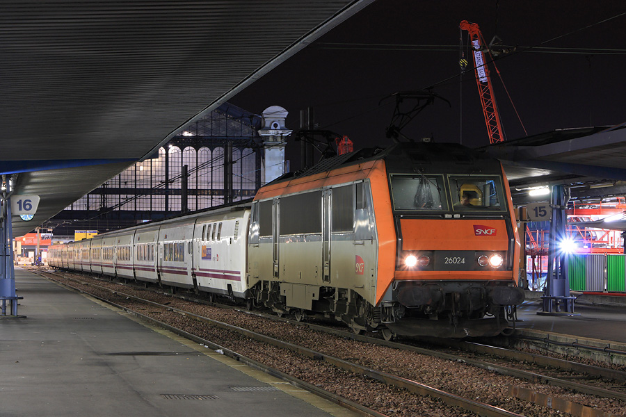 Pr&ecirc;t au d&eacute;part sur la voie 15, la BB 26024 est en t&ecirc;te du Talgo Elipsos n&deg; 477 reliant Paris-Austerlitz &agrave; Barcelone.