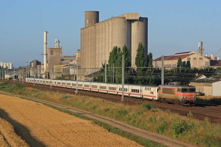 Travers&eacute;e du complexe industriel d'Artenay pour le Talgo 406/407 reliant Madrid &agrave; Paris-Austerlitz, BB 7261 en t&ecirc;te.
