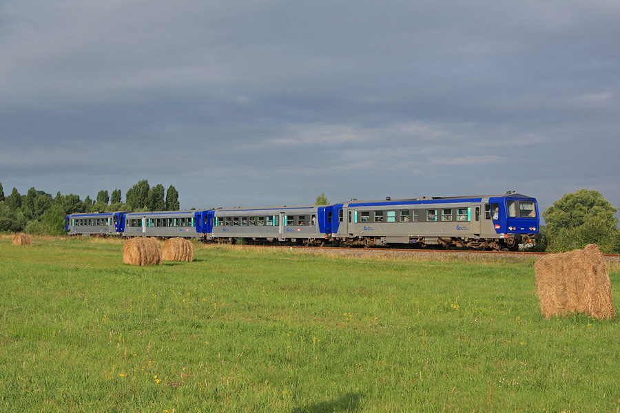 Eclairicie inopinée pour le passage du TER 864824 reliant Bordeaux-St-Jean à La Rochelle, vu du côté de Marsas. Il est assuré par les X 2240 et X 2235 encadrant les XR 6153 et XR 6237.